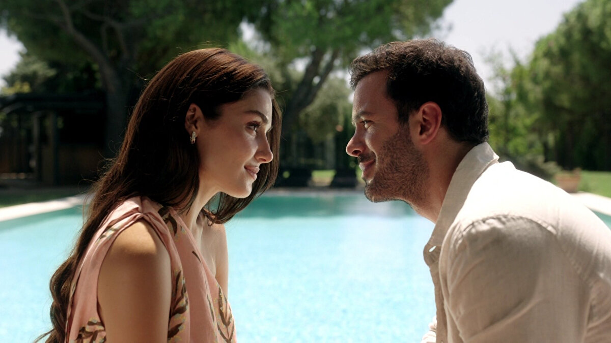 AŞK VE GÖZYAŞI OYUNCU KADROSU<br><br>Güçlü oyuncu kadrosuyla dikkat çeken dizinin başrollerini Barış Arduç ve Hande Erçel üstleniyor. Dizinin kadrosunda yer alan diğer başarılı isimler ise şöyle:<br><br>Berk Cankat<br><br>Şenay Gürler<br><br>Senan Kara<br><br>Feri Baycu Güler<br><br>Kubilay Tuncer<br><br>Öznur Serçeler<br><br>Mert Denizmen<br><br>Aslı İnandık