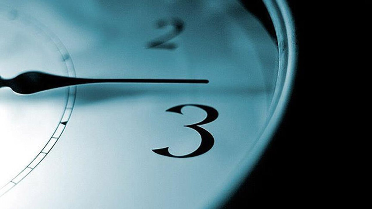 Avrupa ve ABD 2025 sonbaharında saatleri geri alacak ancak Türkiye’de saatler aynı kalacak. 2016’dan bu yana yürürlükte olan kalıcı yaz saati uygulaması sayesinde Türkiye’de artık “Kış saati ne zaman başlıyor?” sorusunun cevabı değişmedi: Saatler geri alınmıyor.