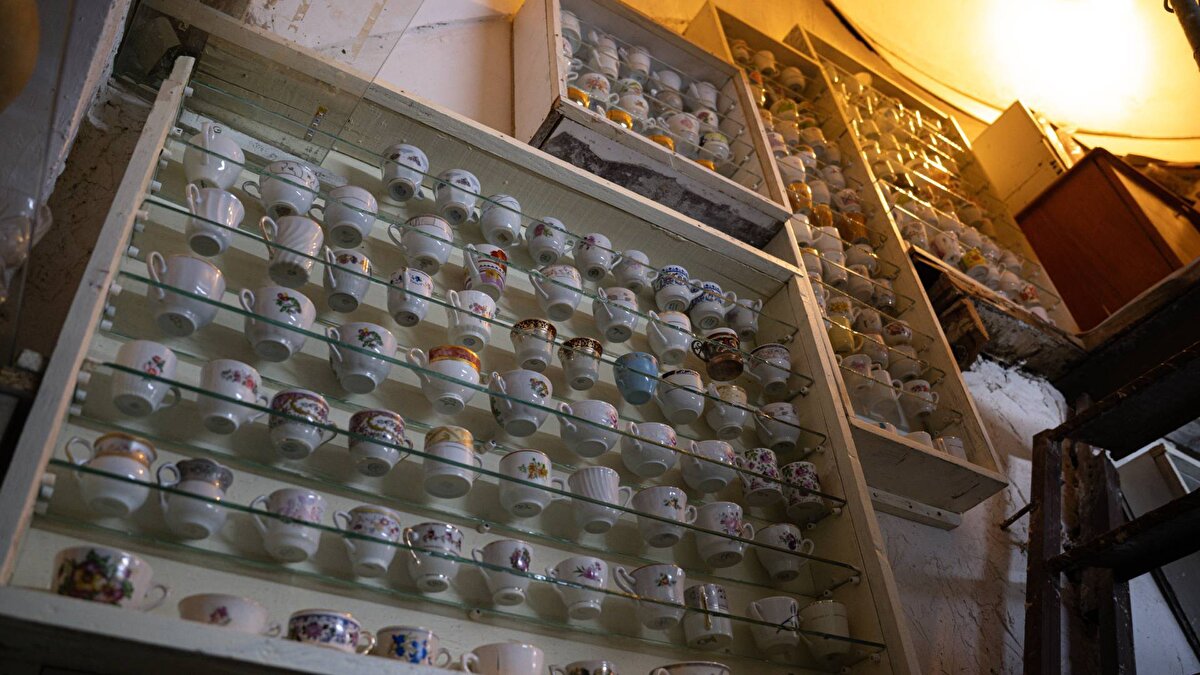 Yetmiş üç yaşındaki emekli Salman, 2010 yılından itibaren bit pazarlarındaki kahve fincanlarıyla ilgilenmeye başladı.<br><br>1900'lü yıllardan günümüze kadar üretilen binlerce kahve fincanını satın alan Salman, 5 bini aşkın ürünlük özel bir koleksiyon edindi.<br><br>Çeşitli dönemlerde üretilmiş cezve ve çay bardaklarıyla da koleksiyonunu zenginleştiren Salman, bunları Fatih'teki tarihi bir handa sergiliyor.<br><br>Salman, AA muhabirine yaptığı açıklamada, ilgisini çeken çeşitli türlerdeki kahve fincanı ve çay bardaklarını bitpazarlarından almayı sürdürdüğünü söyledi.