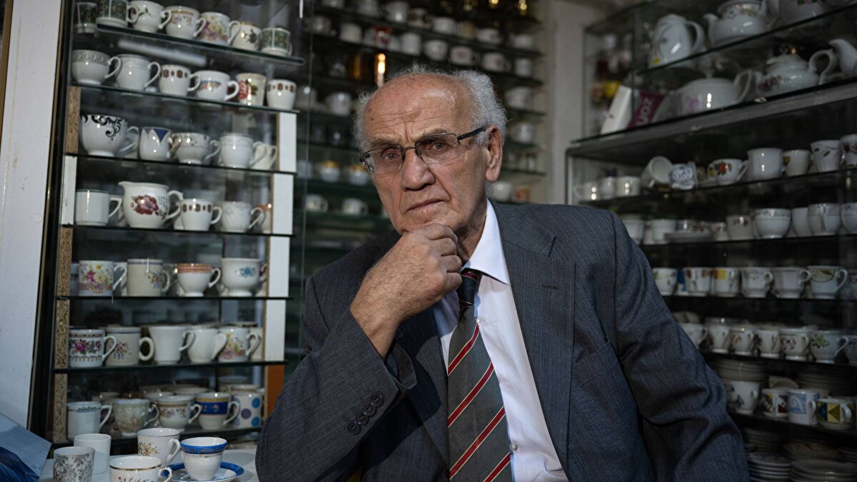 Türkiye'de kahve ve çay kültürünün önemli bir yeri olduğu belirten Salman, birçok farklı desen, şekil, ebat ve farklı tarihlerde üretilmiş fincanları biriktirdiğini belirtti.<br><br>Salman, ürünleri daha çok Eminönü ve Beyazıt'tan temin ettiğini dile getirerek, "Tamamen kendi imkanlarımla 15 yıldır sürekli toparlamaya çalışıyorum. Baktığınız zaman önceleri Türkiye'ye kahve az geliyordu. Fincanların yapısının küçük olmasının bir sebebinin de kahvenin az gelmesi diye düşünüyorum. Kurtuluş Savaşı yıllarında kahve bulunmadığı dönemlerde nohut kahvesi ikram edilmiş. Şimdi imkanlar geniş. Burada 100 yıllık fincanlar var. Bunu uzmanları da bilirler." diye konuştu.