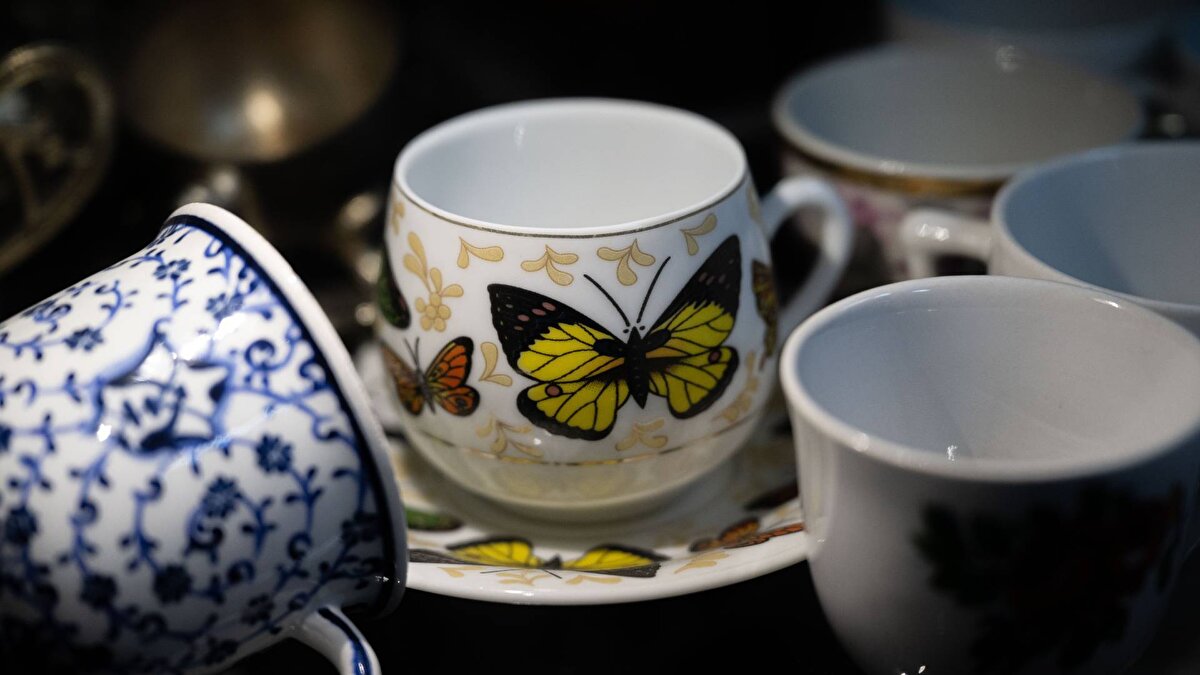 "Her fincanın ve bardağın bir macerası vardır"<br><br><br>Raflara dizdiği çay bardağı ve kahve fincanlarının her birinin ayrı birer hikayesi olduğunu anlatan Salman, şunları kaydetti:<br><br>"Bunların her biri bizim iyi ve tatlı günlerimizde evlere ziyarete, taziyeye, düğüne gelenlere ikram edilen çay, kahve fincanlarıdır. Her fincanın ve bardağın bir macerası vardır. Keşke bir dilleri olsa da bir söyleseler. Kimlerin sevincini nasıl paylaştığını, acılarını nasıl paylaşarak azalttıklarını, sevinçlerini çoğalttıklarını bu fincanlarda ve bardaklarda görebiliriz. Fincanları görenler zaman zaman benden istiyor ama vermiyorum. Hatta bazen bana kırılanlar oluyor. Çünkü biz toplumsal bir mülkiyet sevdasındayız. Biz ise bunu herkes görsün, bundan faydalansın diye yapıyoruz. Yoksa kişilerin evinde bunları kendisinin veya birkaç kişinin görmesi benim anlayışıma ters."