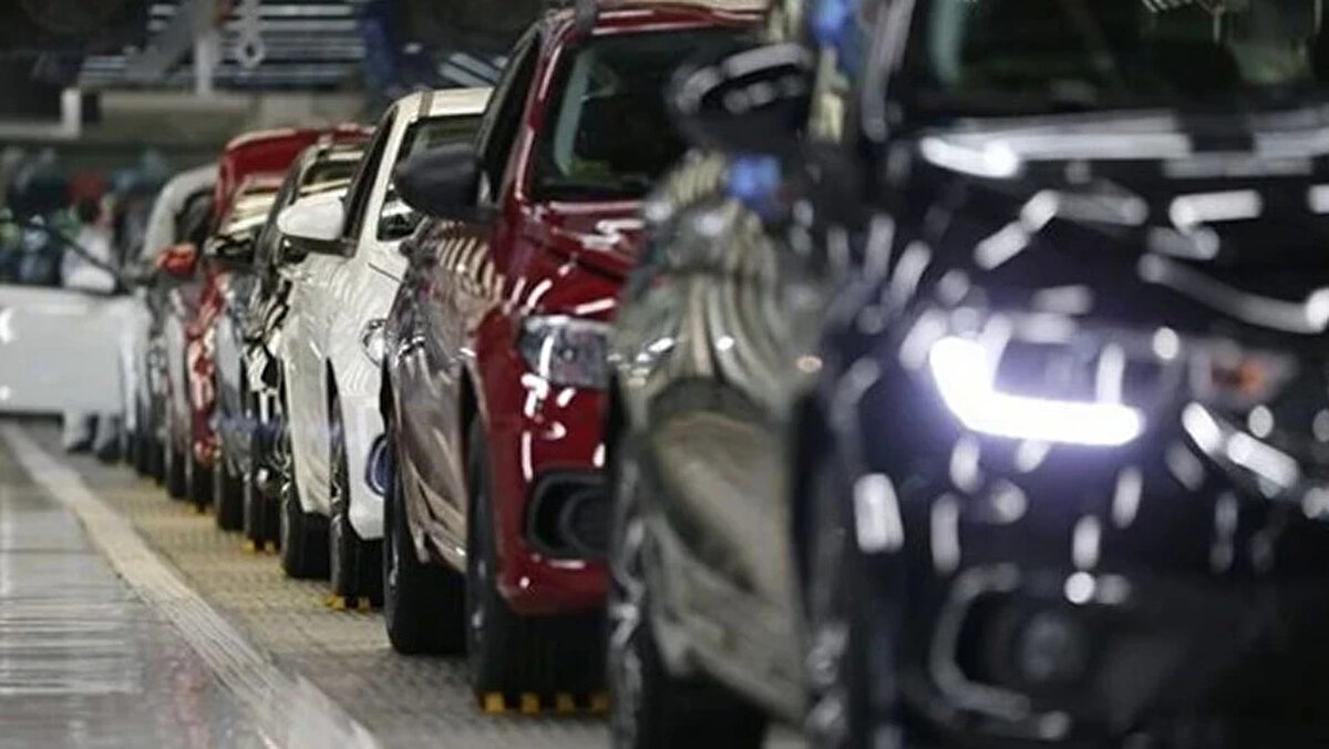 Bayi İndirimleri ve Finansman Fırsatlarını Göz Ardı Etmeyin<br><br>Açıklanan resmi liste fiyatları bir gösterge olsa da, otomobil alıcılarının bayilere giderek özel teklifler alması gerekiyor. Birçok modelde, liste fiyatı üzerinden yüklü miktarda indirimler sunulabiliyor. Buna ek olarak, bankaların ve otomobil markalarının kendi finansman çözümleri de alımı kolaylaştırıyor. Düşük faizli kredi seçenekleri veya belirli modellerde sunulan "faizsiz kredi" kampanyaları, bu dönemde sıfır otomobil sahibi olmayı daha erişilebilir kılıyor.