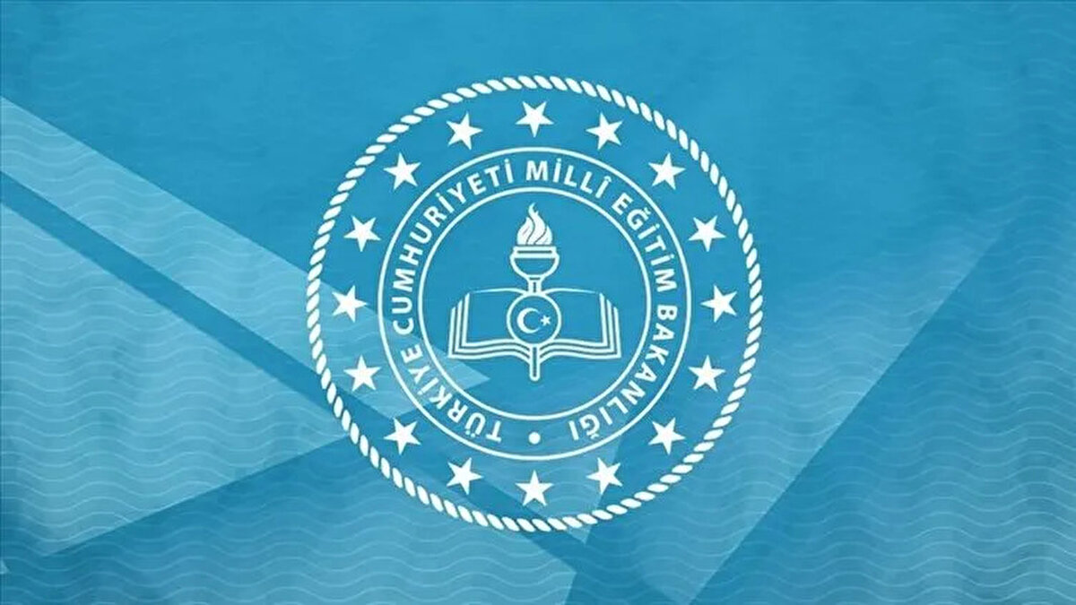 28 EKİM SALI GÜNÜ OKULLAR YARIM GÜN MÜ, DERS İŞLENECEK Mİ?<br><br>Milyonlarca öğrencinin merakla beklediği yanıt geldi. 29 Ekim Cumhuriyet Bayramı öncesindeki 28 Ekim günü, resmi tatil kapsamında yarım gün olarak değerlendiriliyor. Bu yıl Salı gününe denk gelen 28 Ekim'de okullar yarım gün açık olacak. Milli Eğitim Bakanlığı (MEB) takvimine göre, okullarda dersler öğlene kadar işlenecek. Öğleden sonra ise hem öğrenciler hem de öğretmenler için tatil başlayacak.<br><br>Yalnızca okullar değil, bankalar, PTT, kargolar ve diğer birçok kamu kurumu da 28 Ekim Salı günü öğlene kadar hizmet verecek.