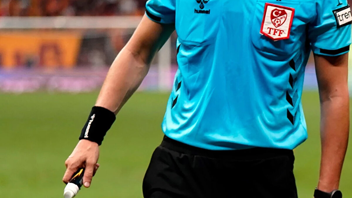 “HAKEMLER HAPİS CEZASI ALABİLİR”<br><br>Olayın şartları gözetilerek, burada da en az bir yıl hak mahrumiyeti cezası var veya lisansın iptal cezası var. Lisansın iptaline kadar da hakemlere ceza verilebilir. Bir de bunun haricinde spor yasasında yaptırımlar var. Eğer ki bu oynanan bahis oyunları müsabaka sonucunu etkilemek amacıyla oynanmışsa da, 3 yıla kadar da hapis cezası öngörülmüş. Yani sadece bir sportif ceza değil, idari bir ceza da alabilirler. Spor yasalarımızın öngördüğü adil cezalar var.. Yani burada bir nevi ceza hükümleri de devreye giriyor.<br>