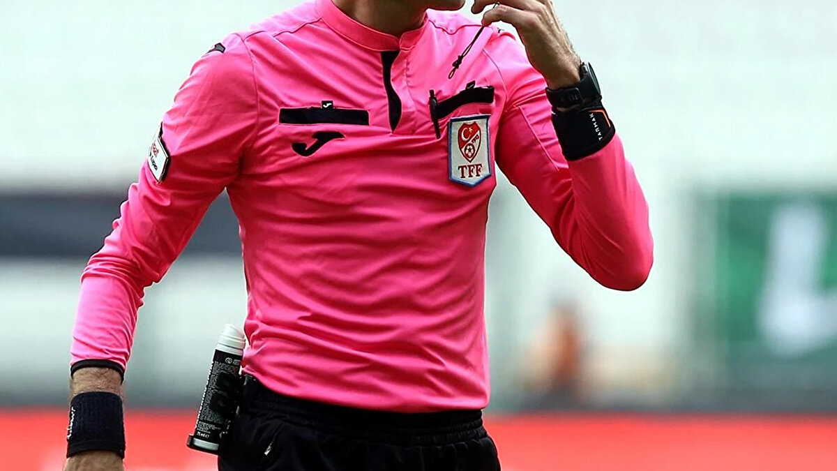 Bahis skandalında hakemleri nasıl bir ceza bekliyor? Bu konuda yazılan talimatlar nedir? <br><br>Anıl Dinçer: TFF Disiplin talimatının bu konuda ‘BAHİS’ başlıklı 57. maddesi çok açık. Futbolla ilgili herhangi bir aktivite üzerinde doğrudan ya da dolaylı bahis ve benzeri şans oyunları oynaması yasak. Kimlere yasak? Bu, kapsamdaki kişilere diyor. Futbolcular, aynı zamanda kulüp yöneticileri ve müsabaka hakemleri dahil olmak üzere bu kişilerin bahis oynaması yasak. Ancak bunlar yasağa aykırı hareket ederse ne olacak? O da, maddenin ikinci fıkrasında, 3 aydan 1 yıla kadar müsabakalardan men cezası var. Yani maksimum 1 yıllık bir ceza öngörülmüş.