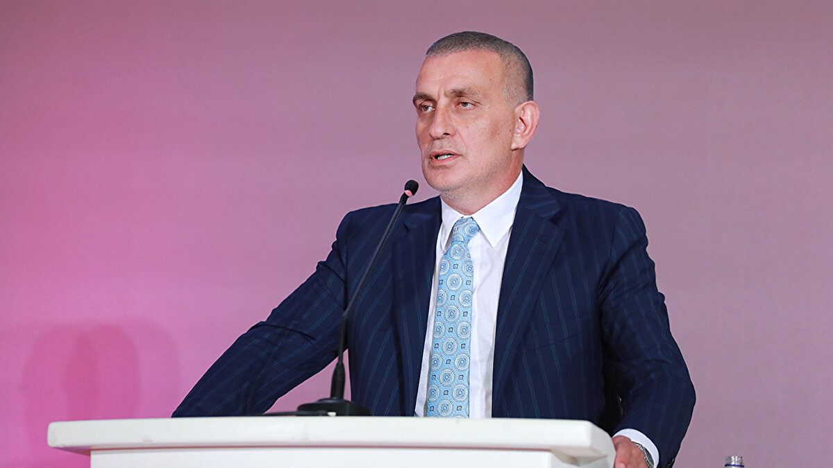 TFF, HAKEMLERİN SAVUNMALARINI ALACAK<br><br>"Yani burada bu kişilere soruşturma açılımı, aynı zamanda da bu kişilerin müsabakaları devam etmesi, açıkçası kamuoyuna derinler etkiler. Ondan dolayı bu kişiler hakkında bir tedbir kararı verilerek, soruşturma sonuçlanana kadar bir nevi bu kişilerin hakemliğinde askıya alınması, tedbir uygulanması doğru olacaktır. Tabi ki de bu soruşturmanın sonunda deliller toplandıktan ve savunmalar alındıktan sonra, haklı çıkarlarsa hakemliğe geri döneceklerdir. Eğer haksız çıkarlarsa da Türkiye Futbol Federasyonu disiplin talimatına uygun düşen cezalarla bu lisans iptal olur. Veya bir hak mahrumiyeti mümkün olur. Bu tarz cezalarla karşı karşıya kalacaklardır."<br><br>