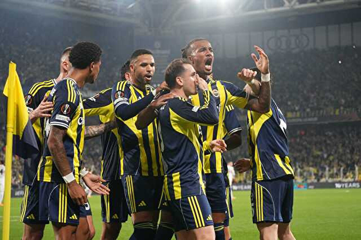 Gaziantep FK - Fenerbahçe Maçı Saat Kaçta, Hangi Kanalda?<br><br>Gaziantep Stadı'nda oynanacak olan Gaziantep FK - Fenerbahçe mücadelesi, bu akşam (27 Ekim Pazartesi) saat 20.00'de başlayacak.<br><br>Müsabaka, Süper Lig yayıncı kuruluşu olan beIN SPORTS 1 ekranlarından şifreli olarak canlı yayınlanacak. Karşılaşmanın hakemi Atilla Karaoğlan olurken, yardımcılıklarını Ceyhun Sesigüzel ve Serkan Çimen yapacak.