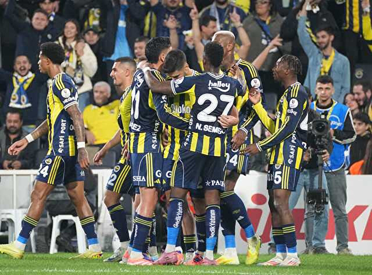 Ligde 9 hafta sonunda 19 puan toplayan Domenico Tedesco'nun öğrencileri, haftaya üçüncü sırada girdi. Hem ligde hem de Avrupa'da yoluna devam eden Fenerbahçe, bu maçı kazanarak zirve takibini sürdürmeyi hedefliyor.