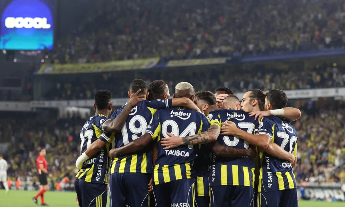 Fenerbahçe'nin Gaziantep FK Maçı Muhtemel 11'i<br><br>Fenerbahçe teknik direktörü Domenico Tedesco, zorlu Gaziantep deplasmanında sahaya süreceği kadroyu büyük ölçüde belirledi.<br><br>İşte Fenerbahçe'nin muhtemel 11'i:<br><br>Ederson<br>Semedo<br>Skriniar<br>Oosterwolde<br>A. Brown<br>Edson Alvarez<br>İsmail Yüksek<br>Nene<br>Asensio<br>Kerem<br>En-Nesyri