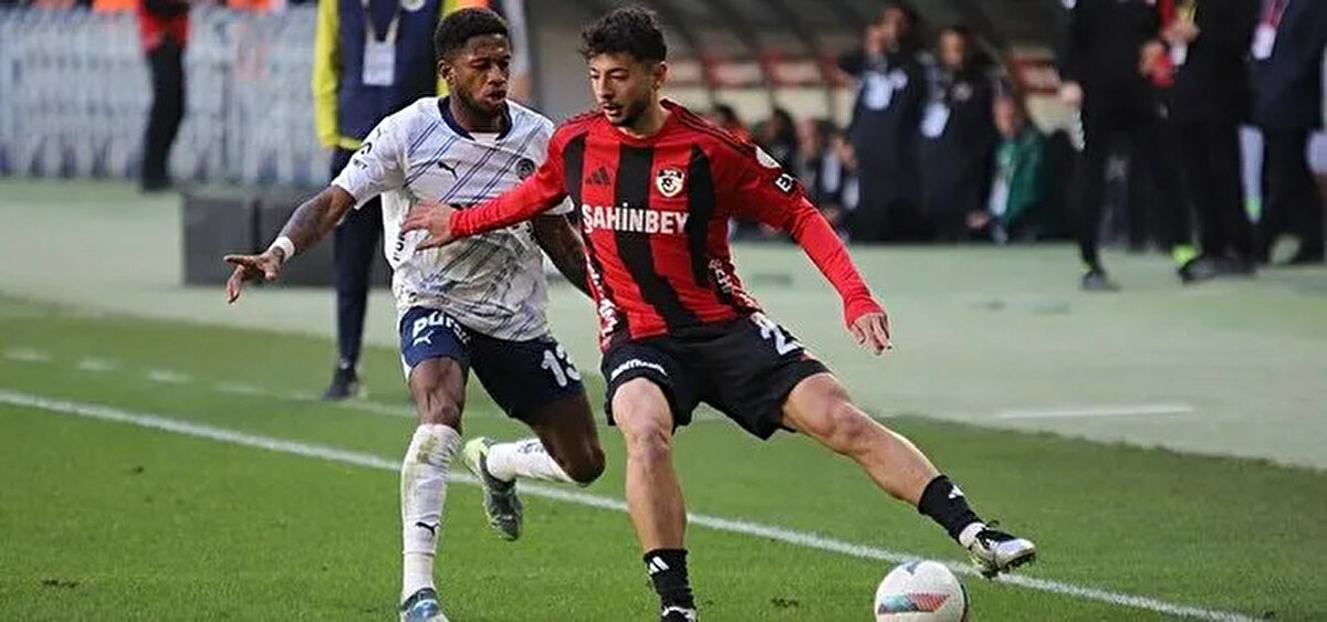 Gaziantep FK - Fenerbahçe Maçı Ne Zaman, Saat Kaçta, Hangi Kanalda? Tedesco'nun Muhtemel 11'i Belli Oldu!<br>Trendyol Süper Lig'in 10. haftasında zirve mücadelesi veren Fenerbahçe, son haftaların formda ekibi Gaziantep FK'ya deplasmanda konuk oluyor. Fatih Karagümrük ve Stuttgart galibiyetleriyle moral bulan sarı-lacivertliler, zorlu deplasmandan 3 puanla ayrılarak liderle arasındaki farkı azaltmak istiyor. Futbolseverler ise "Gaziantep Fenerbahçe maçı ne zaman, saat kaçta, hangi kanalda?" ve "Maç şifreli mi, şifresiz mi?" sorularının yanıtını arıyor. İşte maçın yayın bilgileri ve Domenico Tedesco'nun muhtemel 11'i...