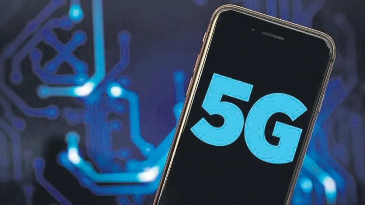 Türkiye'nin 1 Nisan 2026 itibarıyla 5G teknolojisine geçiş yapmaya hazırlanmasıyla birlikte, kullanıcıların aklındaki en önemli soru mevcut cihazlarının bu yeni nesil teknolojiyi destekleyip desteklemediği oldu. Gigabit seviyesinde hız, milisaniyelere düşen gecikme süresi ve milyonlarca cihazı aynı anda bağlayabilme kapasitesi sunan 5G, mobil deneyimi kökten değiştirecek. Peki, bu devrime hangi telefonlar hazır? En çok merak edilen sorulardan biri olan "iPhone 11 5G uyumlu mu?" ve hangi Android modellerinin 5G desteği sunduğunu bu yazıda detaylandırıyoruz. İşte 2025 yılı itibarıyla Türkiye'de 5G'ye uyumlu telefonlar listesi.