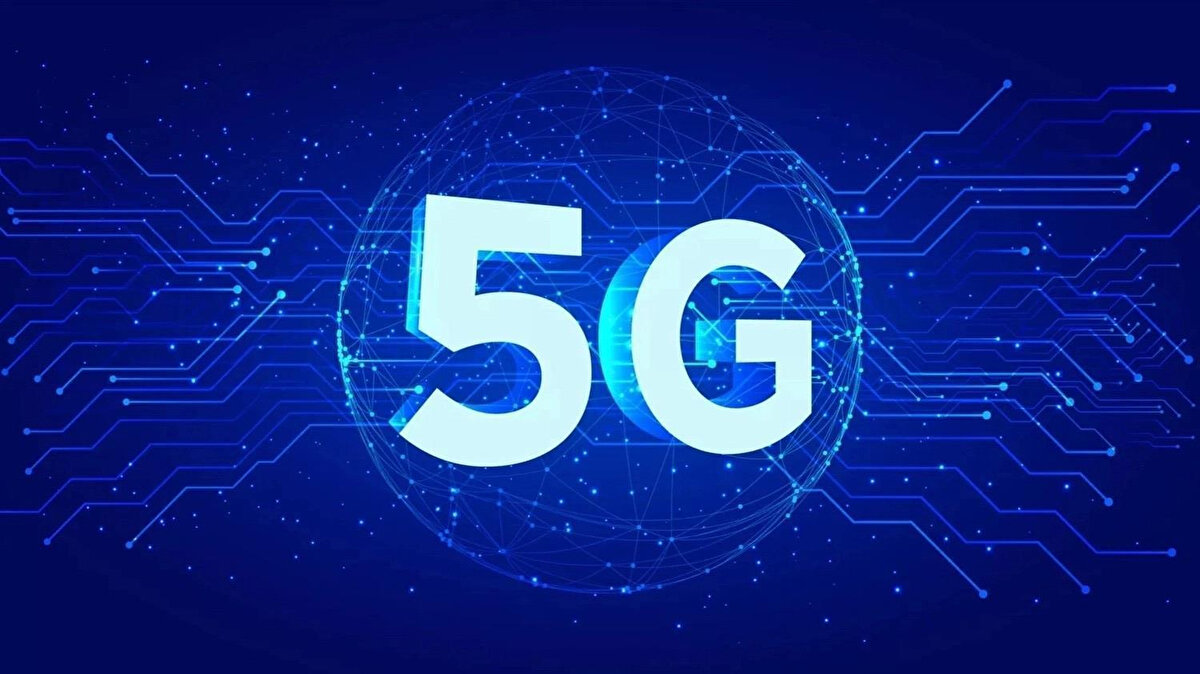 5G Hakkında Sıkça Sorulan Sorular (SSS)<br><br>1. 5G için ekstra ücret ödeyecek miyim? Hayır, 5G hizmeti için operatörler tarafından ayrıca bir ücret talep edilmeyecek. Mevcut tarifeniz üzerinden 5G hızlarına erişebileceksiniz.<br><br>2. 5G için yeni SIM kart almam gerekiyor mu? Mevcut SIM kartınız 4G (LTE) uyumluysa muhtemelen 5G'yi de destekleyecektir. Ancak 5G uyumlu olmayan eski tip bir SIM kartınız varsa, operatörünüzün mağazalarından ücretsiz olarak 5G uyumlu yeni bir SIM kart temin edebilirsiniz.<br><br>3. Telefonumun 5G uyumlu olup olmadığını nasıl anlarım? Telefonunuzun ayarlar menüsünde "Mobil Ağ" veya "Hücresel Veri" bölümüne giderek tercih edilen ağ türlerini kontrol edebilirsiniz. Eğer listede 5G seçeneği görünüyorsa, telefonunuz 5G uyumludur. Görünmüyorsa veya yalnızca LTE/4G/3G seçenekleri varsa, cihazınız 5G'yi desteklemiyor demektir.