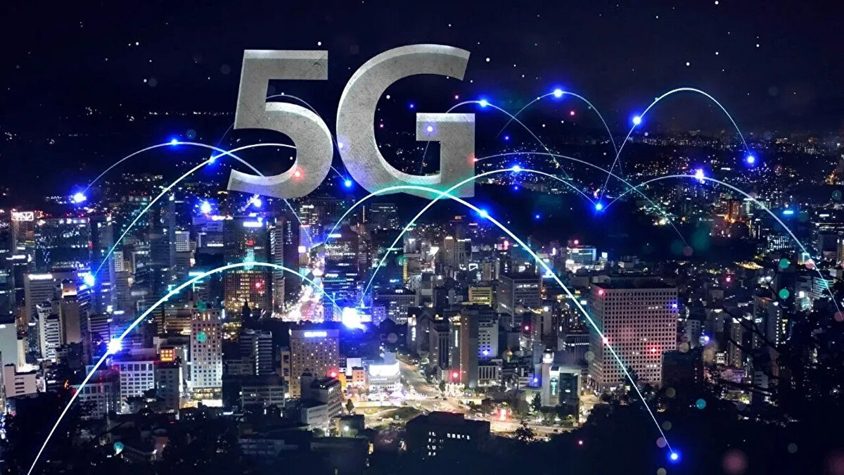 5G Teknolojisi Nedir ve Hayatımıza Ne Katacak?<br><br>Nesil Mobil Telekomünikasyon Hizmeti (5G), 4G (LTE) teknolojisinin çok ötesinde bir hız ve kapasite sunan en yeni kablosuz haberleşme standardıdır. 5G'nin temel vaatleri şunlardır:<br><br>Yüksek Hız: 1 Gbps ila 10 Gbps arasında (4G'den katlarca hızlı) veri transferi.<br><br>Düşük Gecikme (Latency): 1 milisaniyeye (ms) kadar düşen gecikme süresi. Bu, özellikle online oyunlar, otonom araçlar ve uzaktan cerrahi gibi anlık tepki gerektiren alanlar için kritiktir.<br><br>Yüksek Kapasite: Aynı anda milyonlarca cihazın (Nesnelerin İnterneti - IoT) ağa sorunsuz bağlanabilmesi.