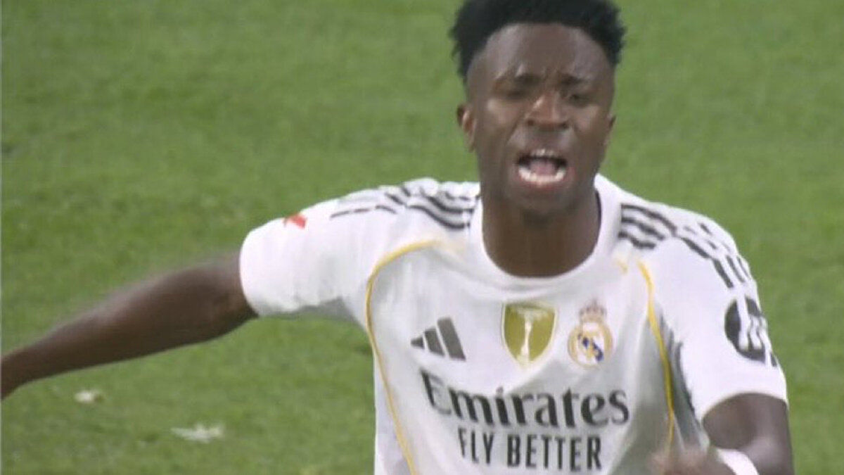 GÖRÜNTÜLER GÜNDEM OLDU<br><br>72. dakikada oyundan alınan Vinicius Jr. saha içinde bu karara sert tepki gösterdi.