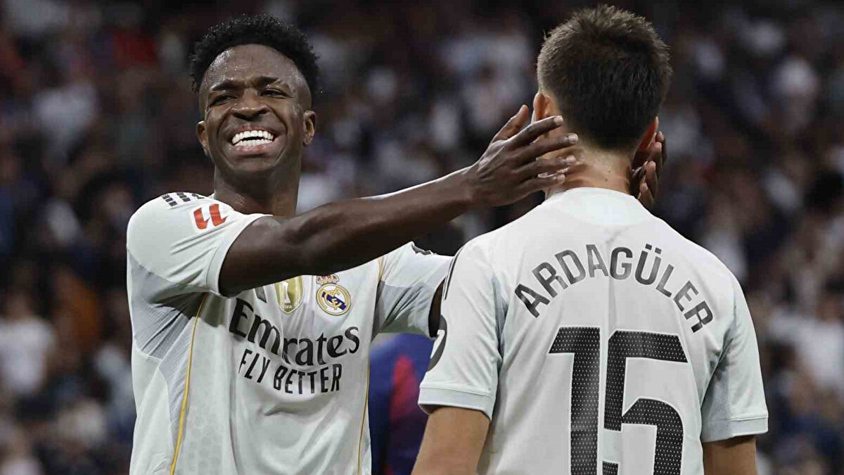 VİNİCİUS JR'DAN ALONSO'YA OLAY TEPKİ<br><br>Maça damga vuran anlardan bir tanesi de; Vinicius Jr'ın oyundan alınırken Xabi Alonso'ya gösterdiği tepki oldu.