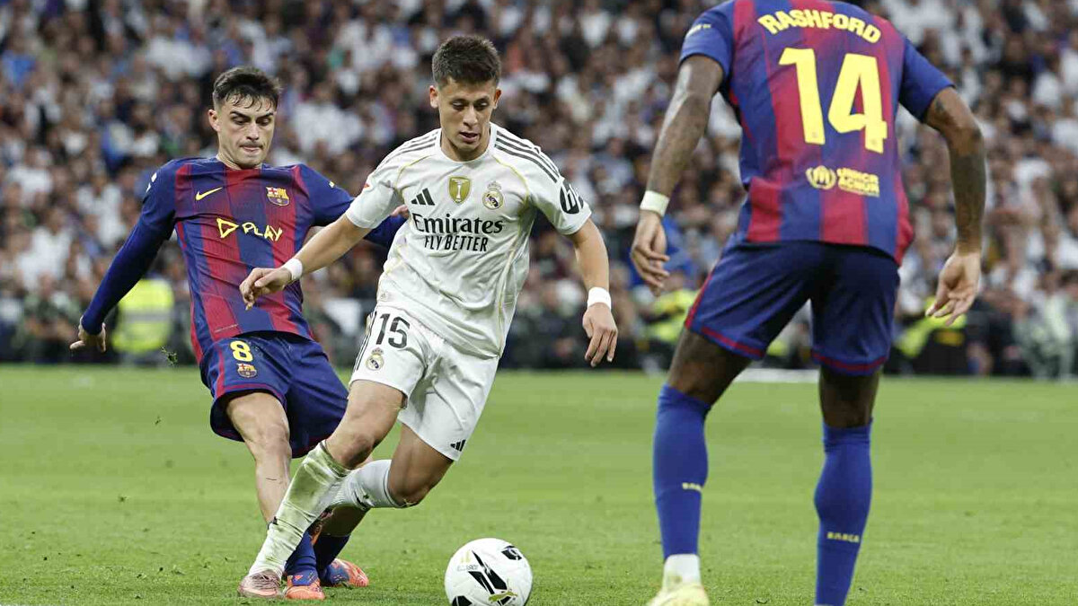 BELLINGHAM SAHNE ALD<br><br>Real Madrid'in İngiliz yıldızı Jude Bellingham, 43. dakikada Real Madrid'e 2-1 öne geçirdi. Maçın geri kalan bölümünde gol sesi çıkmadı ve R. Madrid ezeli rakibi Barcelona'yı 2-1'lik skorla mağlup etti.