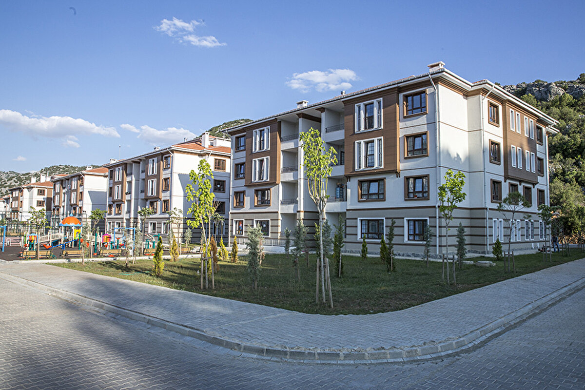 Projenin gelir şartına ilişkin soru, "İstanbul için hane halkı aylık net gelirinin en fazla 145 bin lira, diğer iller için hane halkı aylık net geliri en fazla 127 bin lira olmalı" şeklinde yanıtlanırken, konutların hangi ödeme koşullarıyla satılacağını merak edenler için ise şu detaylar paylaşıldı:<br><br>