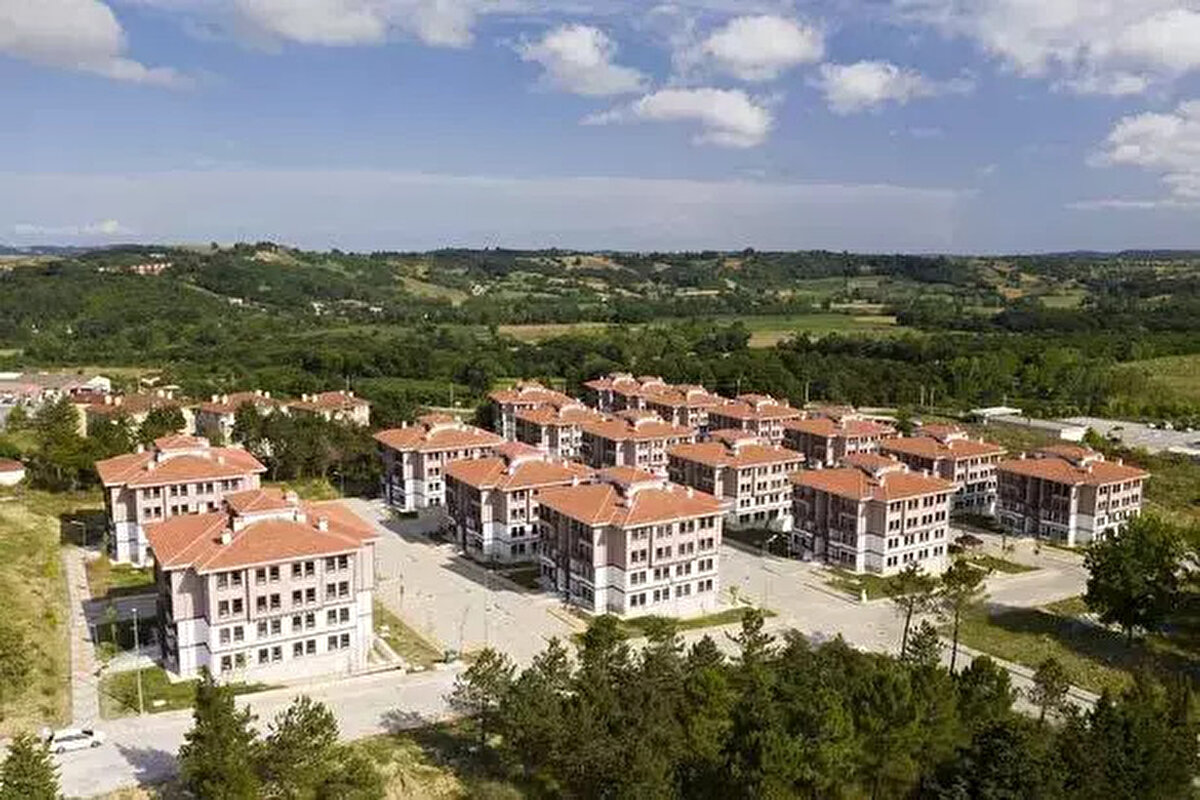 Bakan Kurum, NSosyal hesabından, 81 ilde inşa edilecek 500 bin sosyal konuta ilişkin paylaşımında, "Yüzyılın Konut Projesi'ne vatandaşlarımızın ilgisi büyük. Projemize ilişkin birçok soru alıyoruz. En çok merak edilen soruları yanıtladık." ifadelerine yer verdi.<br><br>