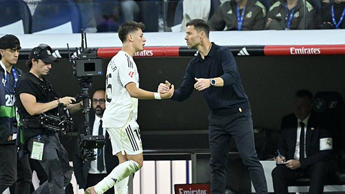 ALONSO'DAN ARDA'YA TESELLİ<br><br>Real Madrid, yenilen golün 5 dakika sonrasında Bellingham'ın attığı golle yeniden öne geçti. Eflatun-beyazlıların teknik direktörü Xabi Alonso, Bellingham'ın golü sonrası Arda'yı yanına çağırarak teselli etti.<br><br>