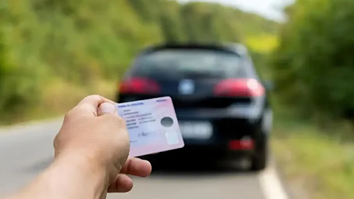 Bu süreçte, nüfus müdürlüklerinden veya e-Devlet üzerinden alınan geçici sürücü belgesi ile araç kullanılabiliyor.