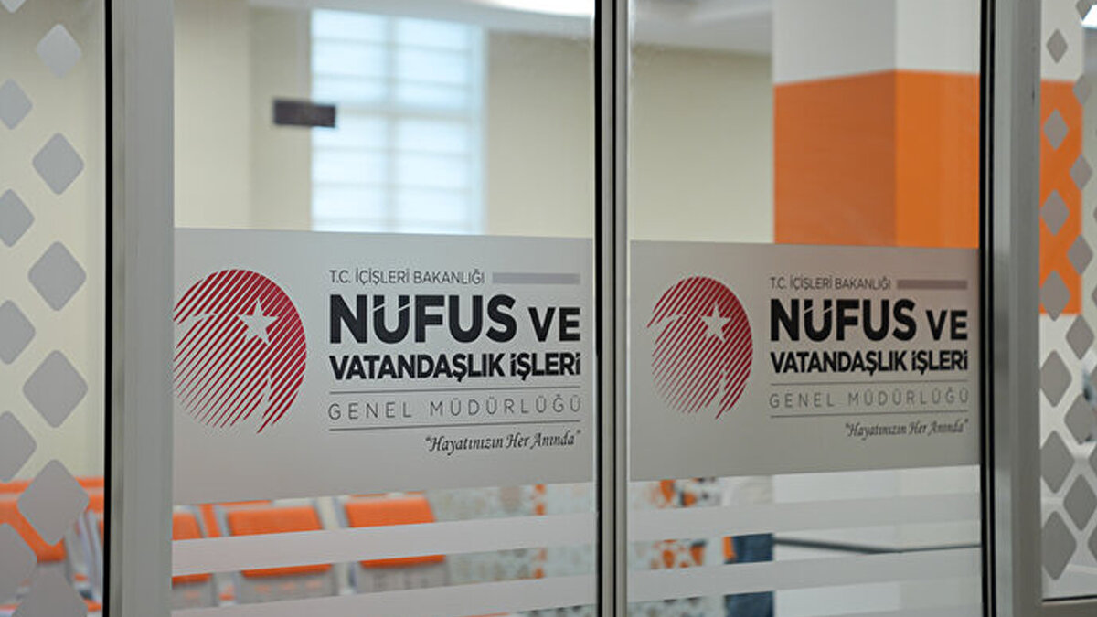 Yeni ehliyet başvurusu nasıl yapılır?<br><br>Sürücü belgesini yenilemek isteyenler, Alo 199 Çağrı Merkezi, mobil uygulama veya "nvi.gov.tr" üzerinden randevu alarak gerekli evrakları tamamlayıp nüfus müdürlüklerine başvurabiliyor.