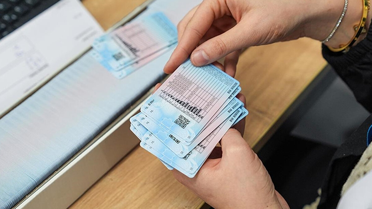 Ehliyet yenileme ücreti artacak<br><br>Ayrıca eski sürücü belgelerinin yenilenmesi için 31 Ekim 2025'e kadar yalnızca 15 lira ödenmesi gerekirken, 1 Kasım itibarıyla bu ücret B sınıfı sürücü belgesi için 7 bin 438 lira 60 kuruşa yükselecek. 31 Ekim'e kadar ehliyet yenilendiği takdirde bu işlem için fazladan 7 bin 423 lira 60 kuruşluk ödeme yapılmasına gerek kalmayacak.