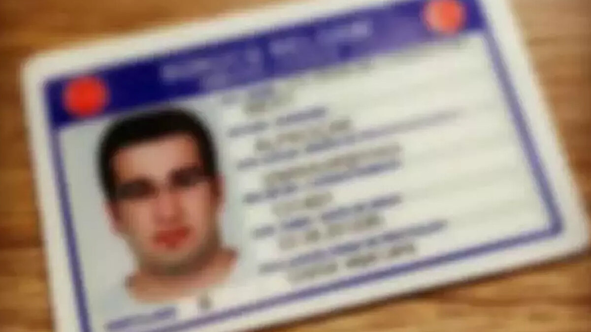 Bakan Yerlikaya'dan 'süre' uyarısı<br><br>İçişleri Bakanı Ali Yerlikaya, eski tip sürücü belgelerinin yeni tip belgelerle değiştirilmesi sürecine ilişkin daha önce yaptığı açıklamada, yenileme hızının düşük olduğunu belirterek, şunları kaydetmişti:<br><br>"31 Ekim yaklaşıyor, sürenin uzatılmayacağını bir kez daha hatırlatmak istiyorum. Bu tarihten sonra eski tip sürücü belgeleri kullanılamayacak ve eski tip sürücü belgesini yenilemek isteyen vatandaşlarımız, indirimli harç değerli kağıt ve hizmet bedelinden yararlanamayacaktır. Vatandaşlarımıza sesleniyorum; lütfen nüfus müdürlüklerimizden randevumuzu alalım, eski belgelerimizi yenileyelim."