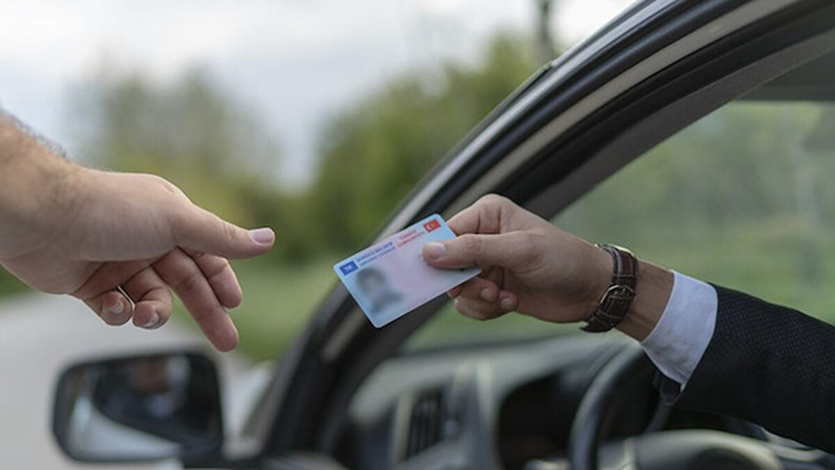Eski tip sürücü belgesi kullanan kişilerin, 31 Ekim'e kadar yenileme işlemi yapmaması durumunda ehliyetleri geçersiz olacak.