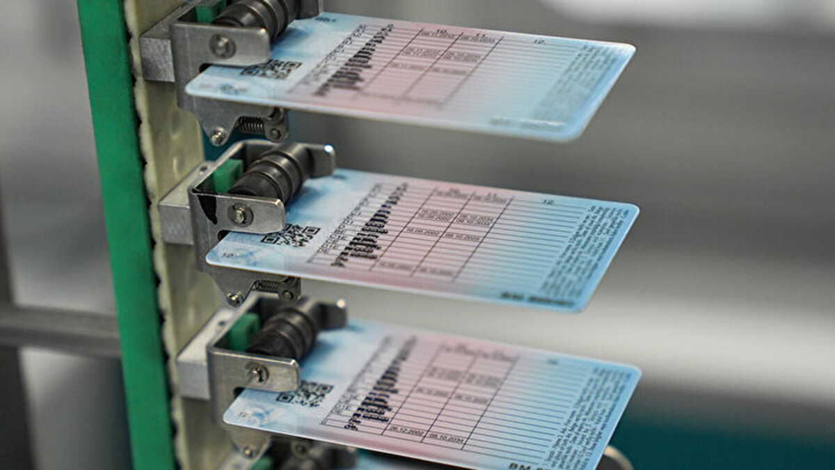 Kasım itibarıyla A, A1, A2, F sınıfı eski tip sürücü belgesi olanlar, harç, değerli kağıt ve vakıf hizmet bedeli dahil toplam 3 bin 643 lira 10 kuruş, B1, BE, C1, C1E, C, CE, D1, D1E, D, DE, G, M sınıfı eski tip sürücü belgesi olanlar da 11 bin 235 lira 60 kuruş yatırmaları gerekecek.