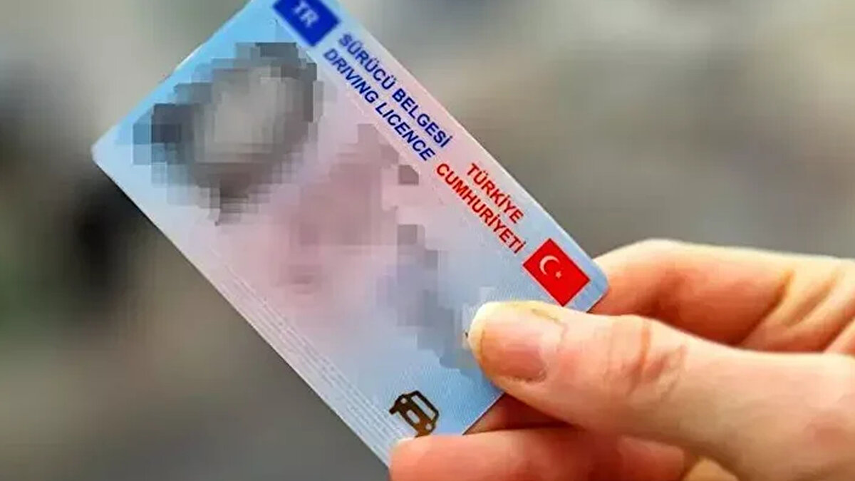 Ekimde 166 bin 338 başvuru yapıldı<br><br>Nüfus müdürlüklerinde ağustosta 96 bin 134, eylülde 57 bin 858 ve ekimde ise 166 bin 338 eski tip sürücü belgesi değiştirme başvurusu yapıldı.<br><br>Ayrıca nüfus müdürlüklerince son 1 haftada 65 bin 356 eski tip sürücü belgesi yenileme başvurusu alındı.