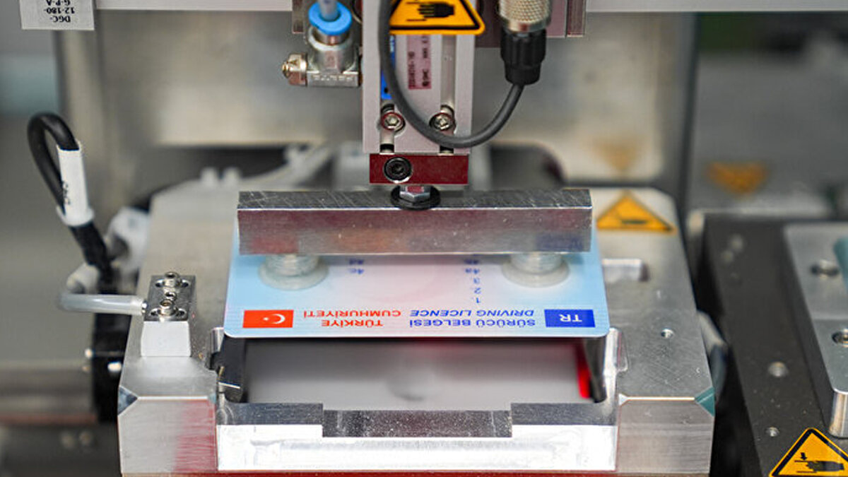 Ehliyetini yenilemek isteyenlerin eski sürücü belgelerini ibraz etmeleri, 15 liralık başvuru ücretini ödemeleri, yetkili sağlık kuruluşlarından alınmış sürücü sağlık raporunu sunmaları, son 6 ay içinde çekilmiş bir biyometrik fotoğraf ve Merkezi Nüfus İdaresi Sistemi'nde (MERNİS) kayıtlı açık adreslerini bildirmeleri gerekiyor.