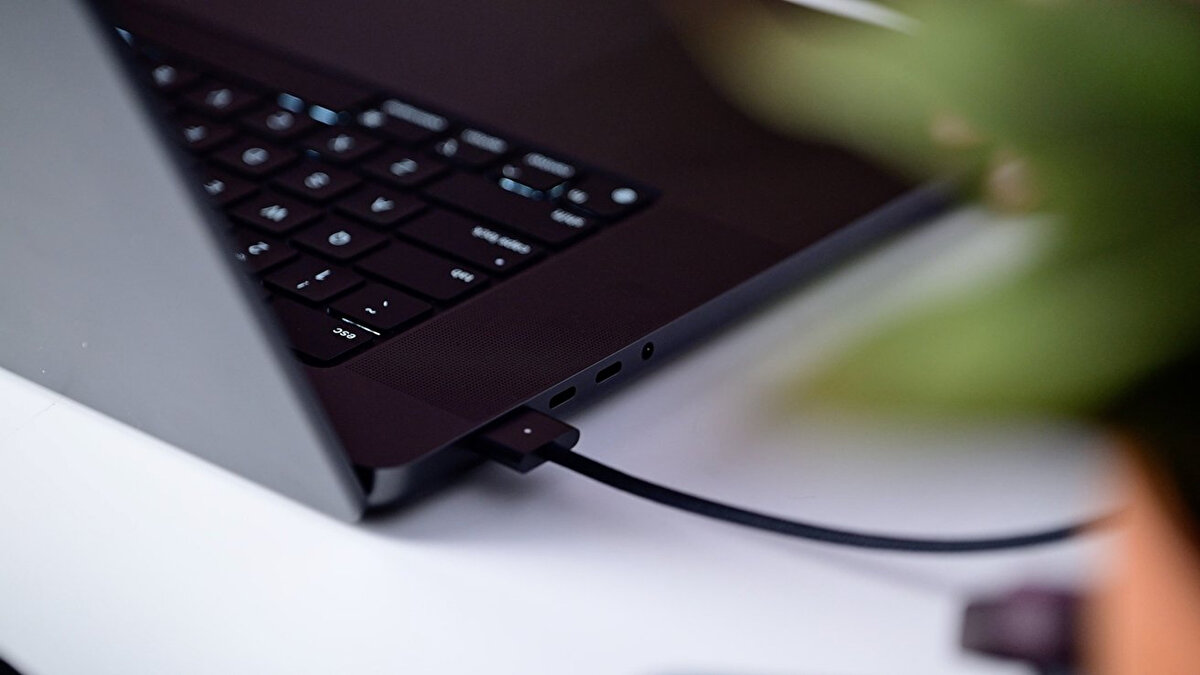 Hücresel bağlantı ve fiyat beklentisi<br>Apple ilk kez Mac ailesine dahili hücresel bağlantı getirmeyi değerlendiriyor ve yeni nesil modemle yüksek hız hedefleniyor. Bu adım taşınabilir kullanımda sürekli çevrimiçi olmayı kolaylaştırır ve özellikle hareket halindeki profesyoneller için değerli olur. Gelişmiş ekran ve yeni kasa ile birlikte başlangıç fiyatlarının yukarı yönlü güncellenmesi olası ve mevcut seviyenin birkaç yüz dolar üstü konuşuluyor.