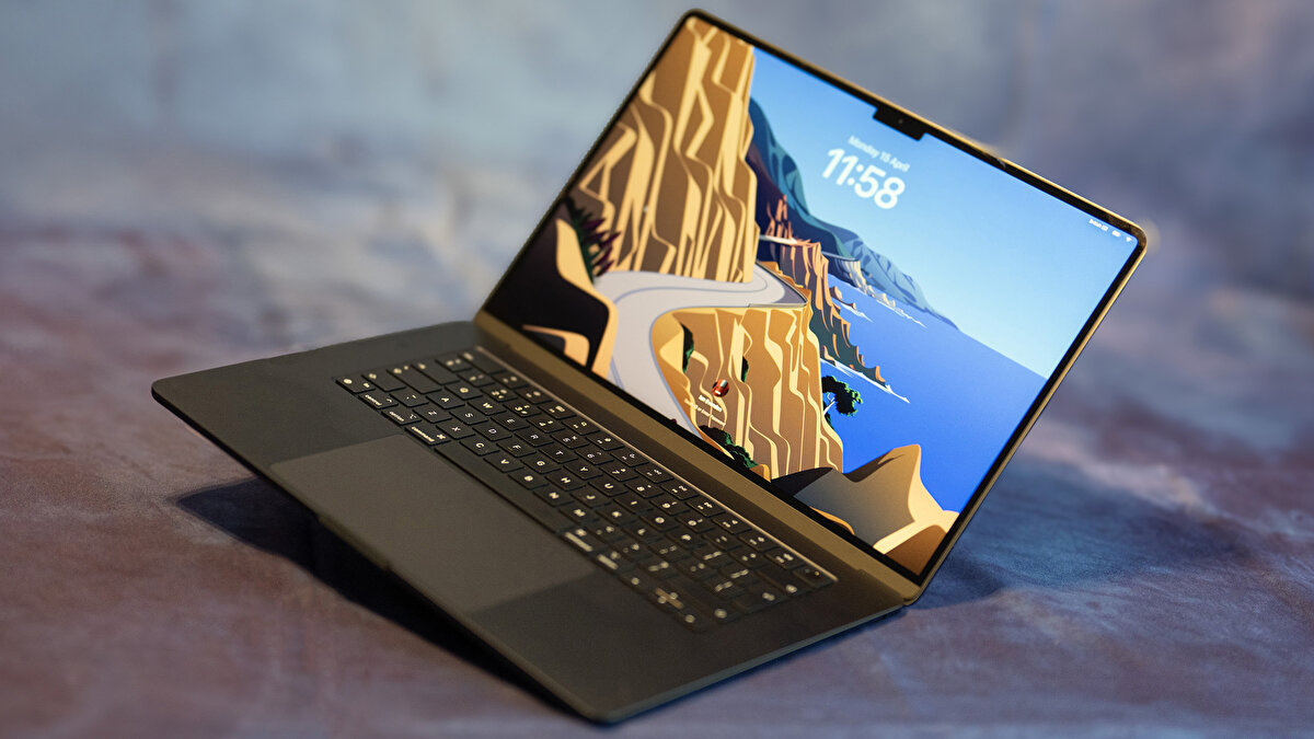 M6 MacBook Pro için en güçlü beklenti yılın son çeyreğinde tanıtım ve yıl bitmeden satış başlangıcı yönünde. Apple önce M5 Pro ve M5 Max döngüsünü tamamlamak istiyor ve bu nedenle M6 takvimini üst modellerin çıkışından sonra konumlandırıyor. İki güncellemenin aynı yıl içinde gelmesi olağan değil fakat daha önce benzer bir örnek görüldü ve bu yüzden takvimin sıkışık ilerlemesi dışlanmıyor.