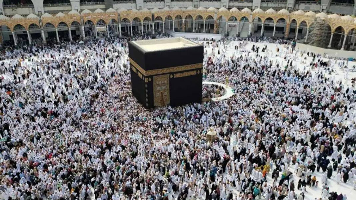 2026 hacı adaylarına uyarılarda bulunuldu<br><br>Yeni yılda hac vizesi ile Mekke’ye gidecek vatandaşlara seslenen Kültür ve Turizm Bakan Yardımcısı Nadir Alparslan, "Ülkemize verilen kota gereği her yıl yaklaşık 85 bin vatandaşımız kutlu sefere çıkmanın sevincini yaşarken, 2 bine yakın kardeşimiz de kutsal bölgelere gidememenin hüznünü yaşamaktadır. 2024 yılında hac dışında ziyaret, seyahat, umre, işçi ve benzeri farklı vizelerle Suudi Arabistan’a gidilmemesi gerektiği, hac vizesi olmayanların Mekke’ye alınmayacağı, Suudi Arabistan yasalarına aykırı olarak Mekke’ye girmelerinin çeşitli kanuni yaptırmlara tabi tutulacağı, Mekke’den çıkarılacağı ve sınır dışı edileceği değişik zamanlarda Suudi Arabistan makamları tarafından kamuoyuyla paylaşılmıştır. 