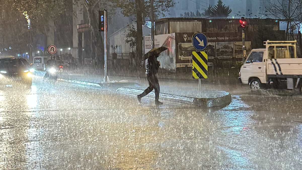 Kentin turistik bölgelerinden Taksim'de de etkili olan sağanağa hazırlıksız yakalananlar metro istasyonlarının çıkışlarında korunmaya çalıştı. 