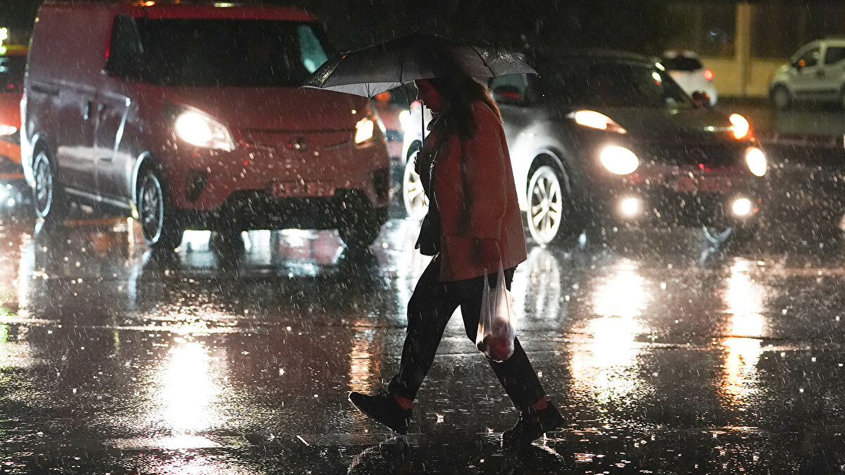 Öte yandan sağanağın etkisiyle bazı yollarda trafik meydana gelirken, otobüs duraklarında da yoğunluk oluştu.