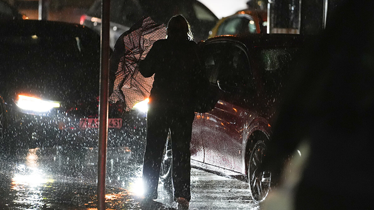 Sefaköy'deki bir alışveriş merkezinde oluşan su birikintisi nedeniyle vatandaşlar yürümekte güçlük çekti.