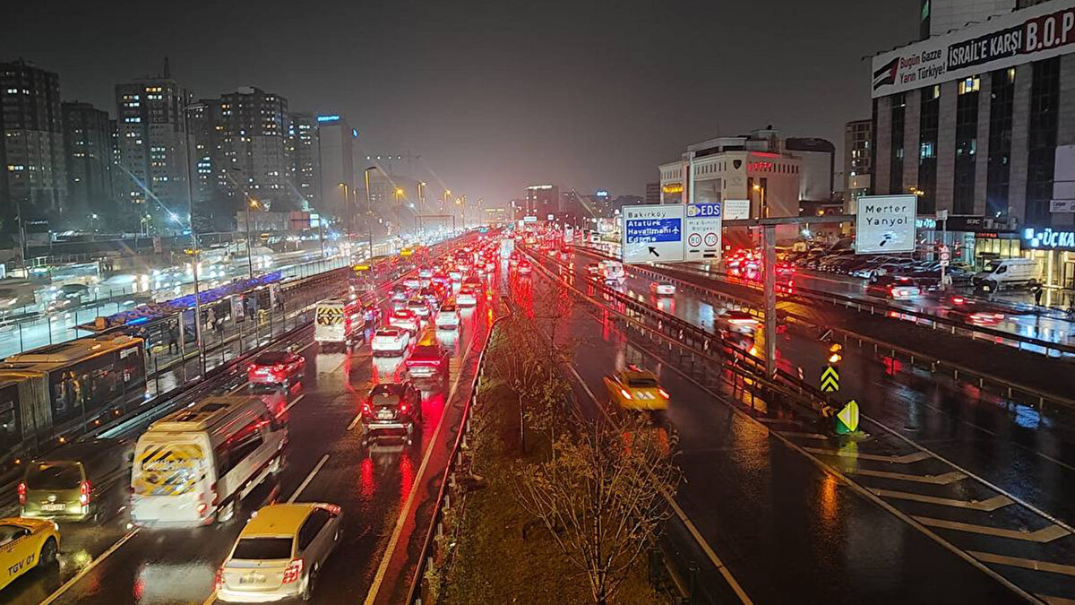 İstanbul'da bazı bölgelerde aralıklarla devam eden sağanak, hayatı olumsuz etkiliyor. Megakentte beklenen yağış uyarısının ardından, kentin bazı bölgelerinde akşam saatlerinden itibaren sağanak etkili olmaya başladı.