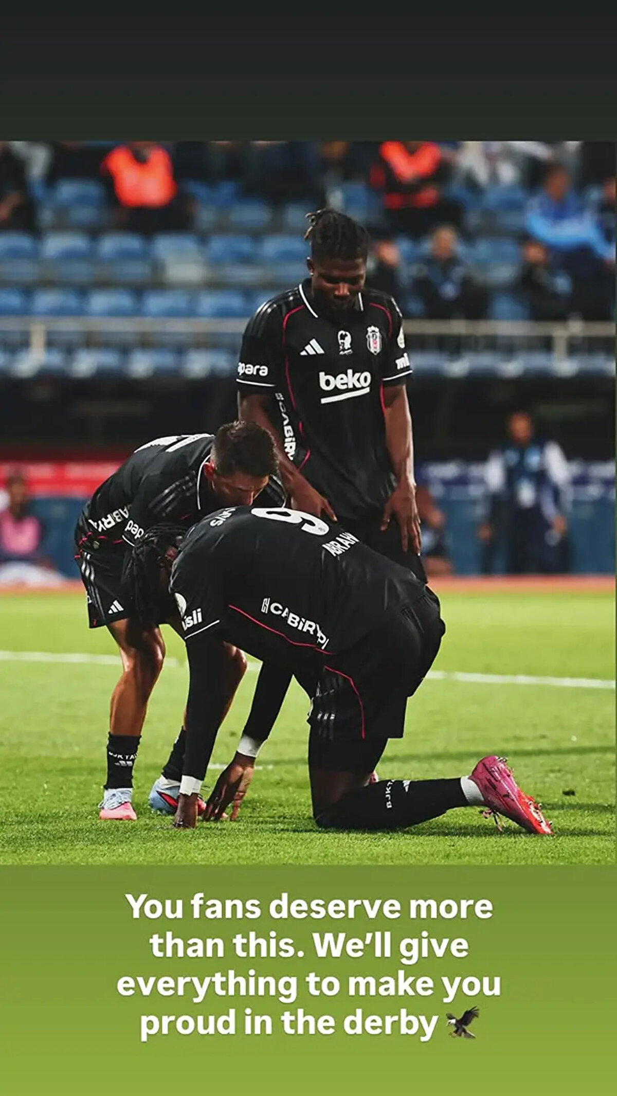 Maçın 32. dakikasında penaltı atışından yararlanamayan Abraham, karşılaşma sonrası yaptığı paylaşımda "Siz taraftarlar bundan daha fazlasını hak ediyorsunuz. Derbide sizi gururlandırmak için her şeyi yapacağız." ifadelerini kullandı.<br><br>