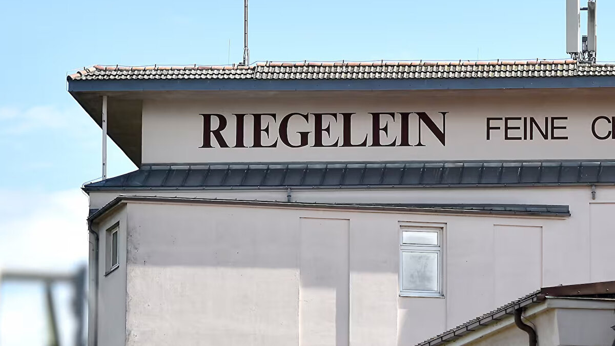 Şirket sözcüsü Dieter Schäfer, “Talep düştü, enerji ve hammadde fiyatları arttı. Üretimi mevcut pazar koşullarına göre yeniden şekillendirmek zorundayız” açıklamasını yaptı.