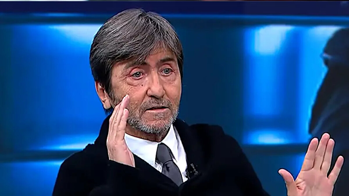 "3.5 GÜN SONRA BUNU YAPMASI ÇOK DEĞERLİ"<br><br>Galatasaray'ın rakiplerinden farklı bir noktada olduğunu aktaran ünlü yorumcu, "O kadar güç farkı oldu ki Fenerbahçe elinden gelen her şeyi yapmasına rağmen Galatasaray’ı yakalayamıyor. Bugün maçı izliyorsunuz, 'Acaba Göztepe Galatasaray’a rakip olabilir mi?' diyorsunuz. Tabii ki Göztepe’nin 10 kişi kalması da önemli ancak belli bir yerden sonra Galatasaray’ın yetinmeyip baskıya devam etmesi ve bunu Avrupa’da maça çıktıktan 3,5 gün sonra yapması bence değerli." sözlerini sarf etti.<br><br>