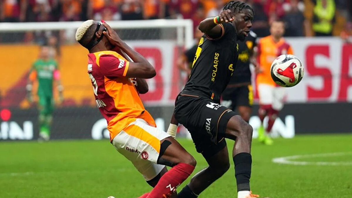 Deniz Çoban: O kadar yakın ki hareketler birbirine. Osimhen sarılıyor arkadan, sarılırken Bokele kolunu geriye çıkartıyor. Burada o düdüğü ne kadar erken çalarsanız çalın önüne geçemezsiniz. Kontrolsüz şekilde o kolu götürüyor. Bu çok net kuralın ifade ettiği şekilde kontrolsüz hamle. Çok açık sarı kart. Tartışılacak bir şey yok.