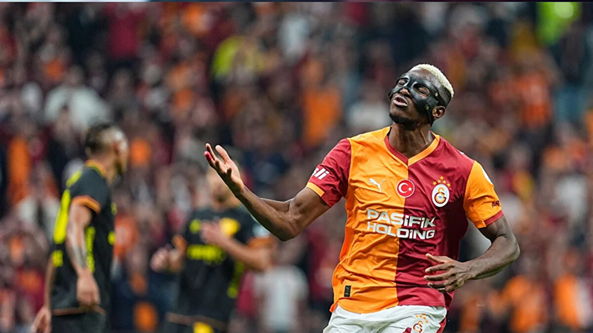 Osimhen'in attığı goldeki VAR müdahalesi<br><br>Deniz Çoban: Burada çizgi çizilecek bir ofsayt bile yok. VAR hakemi baktı burada ofsat yok. Adamın geriden geldiği belli. Tamam top için mücadele ediyor ama ofsayt da değil. Sonra açıkça geriye doğru vurdu topu. Burada VAR incelemesi neden yapıldı? Dünyanın başka bir futbol ülkesinde bir hakem VAR'a gittiğinde böyle bir görüntü var mı? Bazı şeyleri düzeltmemiz lazım. Eleştiriyoruz ama bunlara hakemin yapacağı bir şey yok. Bizde futbol kültürünü yakalayalım artık, hak etmiyoruz bunu. Buradaki iş birliği olacak iş değil.