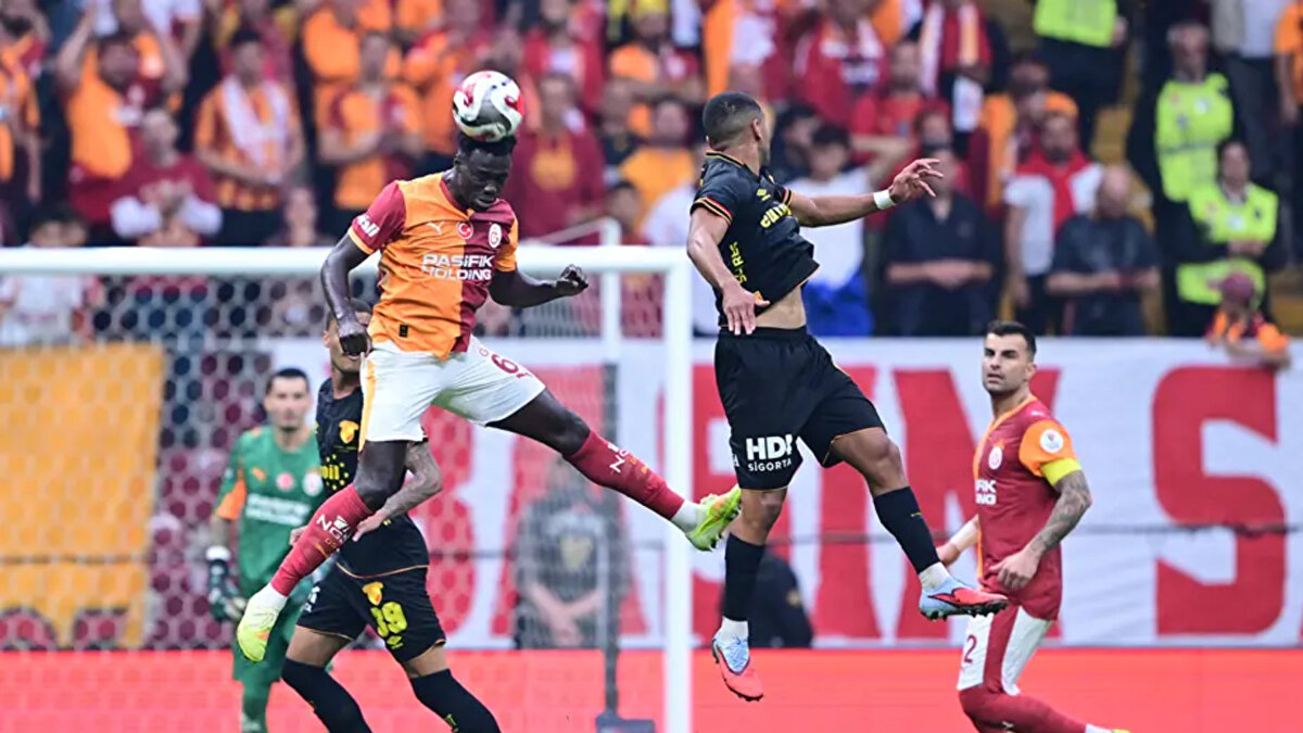 Bahattin Duran: Burada hiçbir şey yok, çok net Göztepeli oyuncu geri pas yapıyor. İş birliği açısından skandal. Bir dakika konuştuktan sonra bile çözememişler.