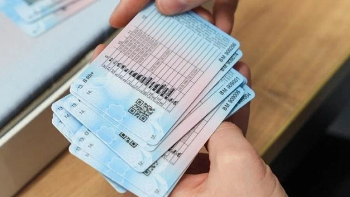 Milyonlarca sürücünün merak ettiği "Ehliyet yenileme ne zaman son?" sorusunun yanıtı netleşti. Eski tip sürücü belgelerinin yeni tip ehliyetlerle değiştirilmesi için tanınan süre 31 Ekim 2025 Perşembe günü mesai bitiminde sona erecek.