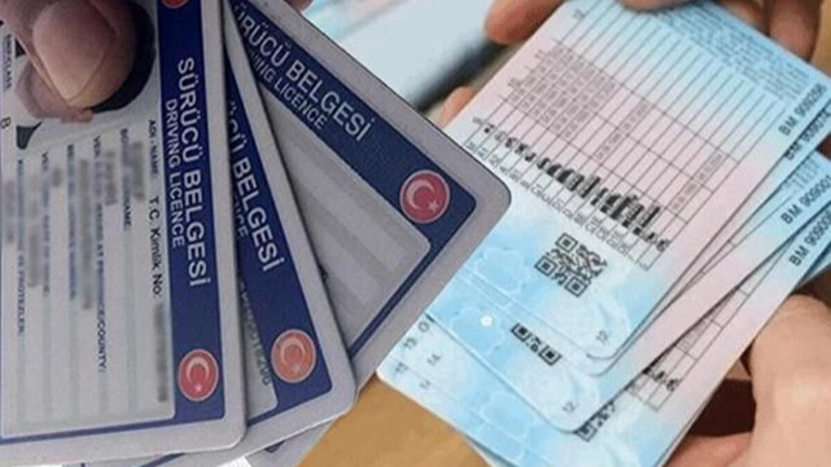 B Sınıfı Ehliyet Yenileme Ücreti: Harç, değerli kağıt ve vakıf hizmet bedeli dahil toplam 7 bin 438 TL olacak. (Yani 7 bin 423 TL'lik bir fark oluşacak.)<br><br>A, A1, A2, F Sınıfı Ehliyet Yenileme Ücreti: Toplam 3 bin 643 lira 10 kuruş olacak.<br><br>B1, BE, C1, C1E, C, CE, D1, D1E, D, DE, G, M Sınıfı Ehliyet Yenileme Ücreti: Toplam 11 bin 235 lira 60 kuruş olacak.