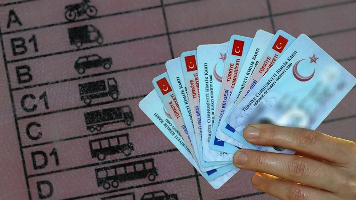 Ehliyet Yenileme Ücreti Ne Kadar? 1 Kasım'da Fiyat Patlıyor<br><br>Sürücüleri en çok ilgilendiren konu ise ehliyet yenileme ücreti. 31 Ekim 2025 tarihine kadar başvuru yapanlar, indirimli olarak yalnızca 15 TL (değerli kağıt ve hizmet bedeli) ödeyerek ehliyetlerini yenileyebiliyor.<br><br>Ancak bu tarihi kaçıranlar için maliyet katlanarak artacak. 1 Kasım 2025 itibarıyla geçerli olacak yeni ücretler şu şekilde: