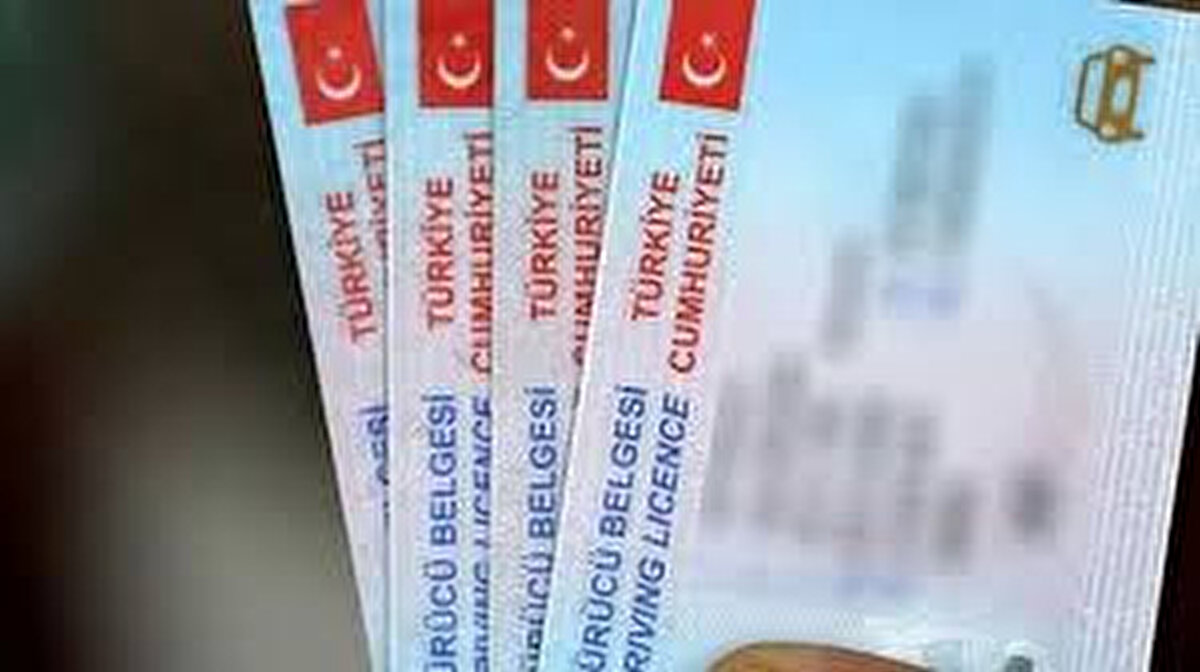Bu süreçte mağduriyet yaşamamanız için, nüfus müdürlüğünden veya e-Devlet üzerinden geçici sürücü belgesi alarak araç kullanmaya devam edebilirsiniz.