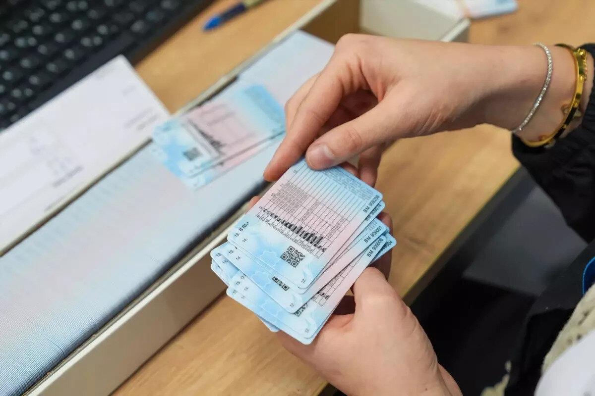 Ehliyet Yenileme Nasıl Yapılır? (Adım Adım Başvuru Rehberi)<br><br>Yoğunluk yaşamadan ve yüksek ücret ödemeden ehliyet yenileme işlemi yapmak için aşağıdaki adımları izleyebilirsiniz:<br><br>1. Randevu Alın<br>Başvuru yapmadan önce Nüfus ve Vatandaşlık İşleri Genel Müdürlüğü'nden randevu almanız gerekmektedir. Randevunuzu;<br><br>Alo 199 Çağrı Merkezi'nden,<br><br>NVI Mobil Uygulaması üzerinden veya<br><br>nvi.gov.tr web sitesinden alabilirsiniz.<br><br>2. Gerekli Evrakları Hazırlayın<br>Randevuya gitmeden önce aşağıdaki belgeleri eksiksiz olarak hazırlamanız işlemi hızlandıracaktır:<br><br>Eski sürücü belgeniz (Fiziki olarak ibraz edilecek)<br><br>Yetkili sağlık kuruluşundan alınmış "Sürücü Olur" sağlık raporu (Aile hekimleri, devlet hastaneleri veya özel sağlık kuruluşlarından alınabilir)<br><br>Son 6 ay içinde çekilmiş 1 adet biyometrik fotoğraf<br><br>15 TL'lik başvuru ücretinin ödendiğine dair belge (Vergi daireleri, anlaşmalı bankalar veya PTT şubelerine yatırılabilir)<br><br>Merkezi Nüfus İdaresi Sistemi'nde (MERNİS) kayıtlı açık adres (Ayrıca bir adres belgesi sunulmasına gerek yoktur, sistemden kontrol edilir).<br><br>3. Başvuru ve Teslimat<br>Randevu günü ve saatinde ilgili nüfus müdürlüğüne giderek evraklarınızı teslim edin. Başvurunuz onaylandıktan sonra yeni sürücü belgeniz Nüfus ve Vatandaşlık İşleri Genel Müdürlüğü tarafından basılarak PTT aracılığıyla adresinize teslim edilecektir.