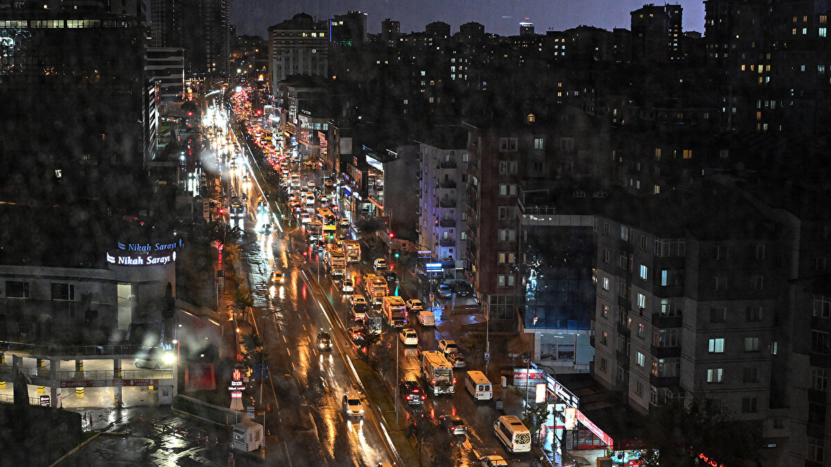 İşten dönen vatandaşlar yürümekte güçlük çekerken, Taksim Meydanı’nda hızla etkisini artıran yağmurdan korunmak isteyenler metro ve kapalı alanlara sığındı.